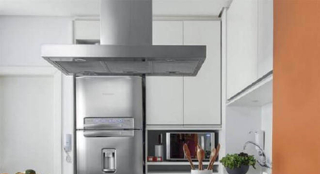 cozinha rosa e branca com cooktop 