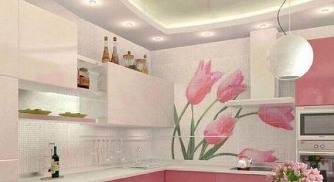 cozinha rosa e branca decorada com desenho de flor na parede 