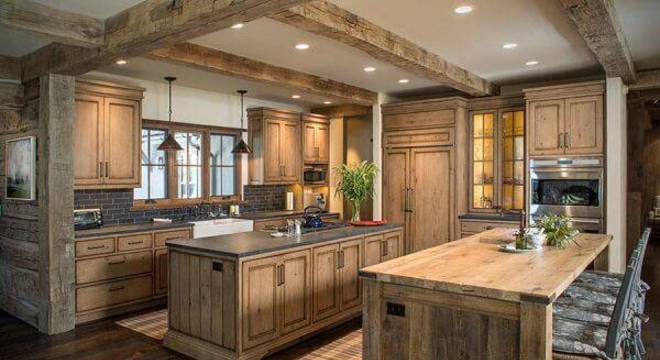 Cozinha toda estrutura com bancada e armário de madeira