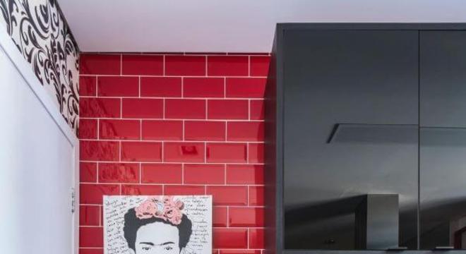 Cozinha vermelha e preta com quadro da frida