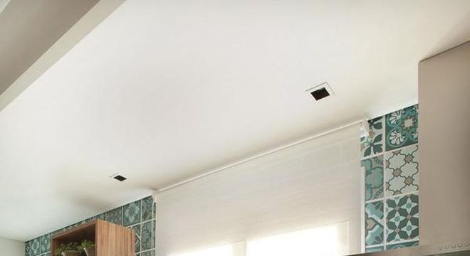 Cozinhas Pequenas decorada com azulejo desenhado verde