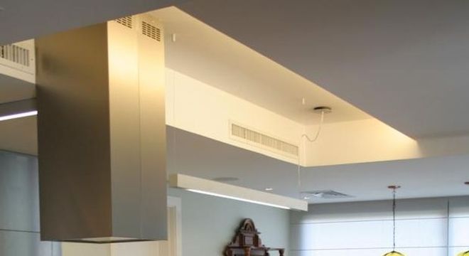  cozinhas pequenas decorada com bancada de madeira