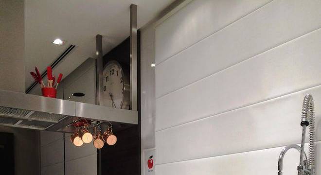 Cozinhas Pequenas decorada-com-luminaria-suspensa