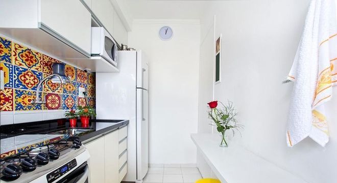 Cozinhas Pequenas decorada-com-vasos-de-flores e adesivos