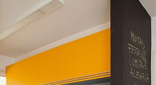 Cozinhas Pequenas decorada-preta-e-amarela