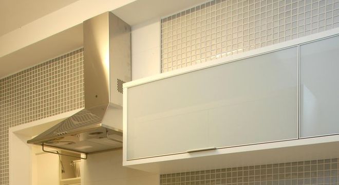 cozinhas pequenas decoradas com tom de cinza e branco