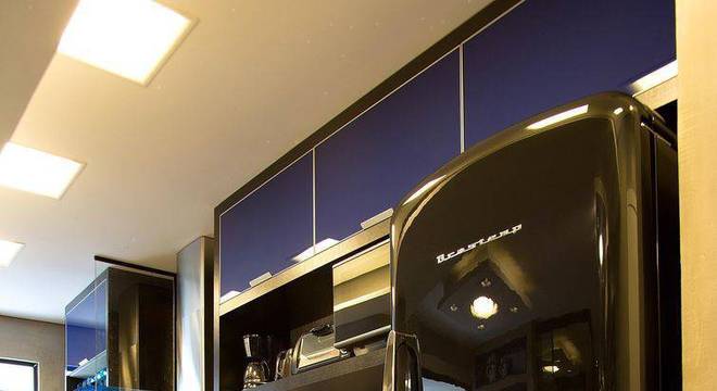 cozinhas pequenas decoradas com tons escuros