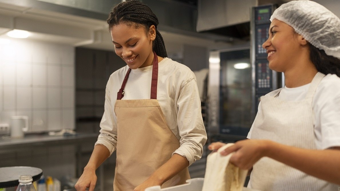 Veja oportunidade para ajudante de cozinha, com duas vagas abertas e ...
