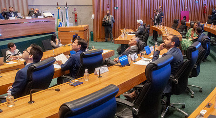 Deputados distritais durante sessão da CPI na CLDF