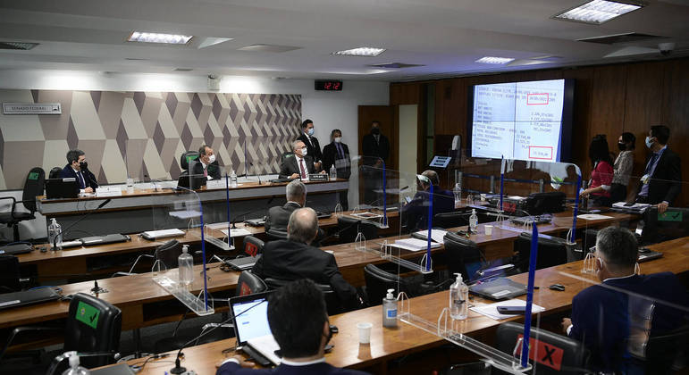 Imagens de Ivanildo Gonçalves da Silva em agência bancária na hora em que boletos de Roberto Ferreira Dias foram pagos foram exibidas na comissão nesta terça (31)
