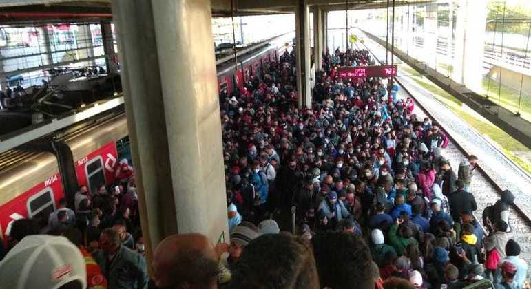 Lentidão na circulação de trens causa aglomeração na Linha 12-Safira da CPTM