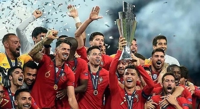 Portugal e o CR7, com a taça de campeão de 2018/2019