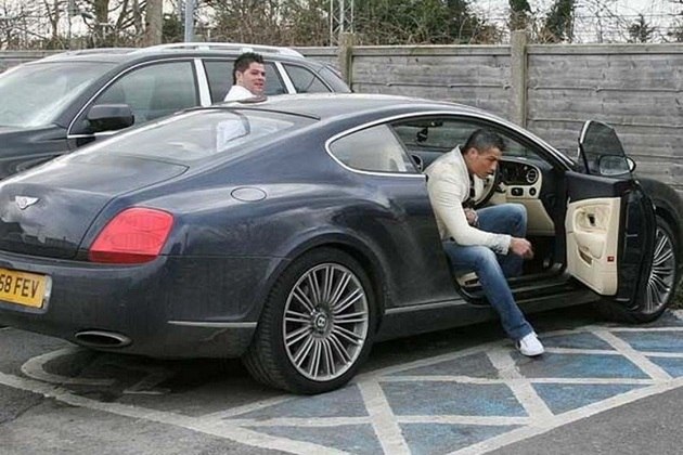 O singelo Bentley Continental GT, de R$945 mil foi adquirido pelo jogador quando ainda atuava pelo Manchester United, em 2008.