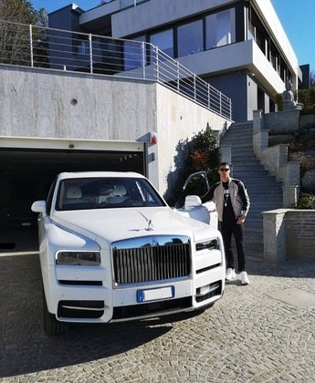 Ronaldo não poupa quando o quesito é luxo e sofisticação. CR é dono de um Rolls Royce Cullinan, avaliado em  R$2 milhões. O primeiro modelo SUV lançado pela marca