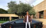 Continuando a linha dos italianos, entra para a lista a Lamborghini Aventador, avaliada em R$1.6 milhão