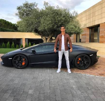 Continuando a linha dos italianos, entra para a lista a Lamborghini Aventador, avaliada em R$1.6 milhão