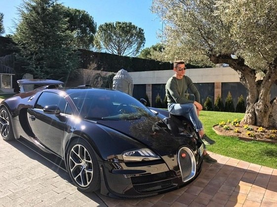 O xodó do jogador é o Bugatti Veyron, de R$10.6 milhões. Fotos de CR7 dentro do possante são comuns nas redes sociais