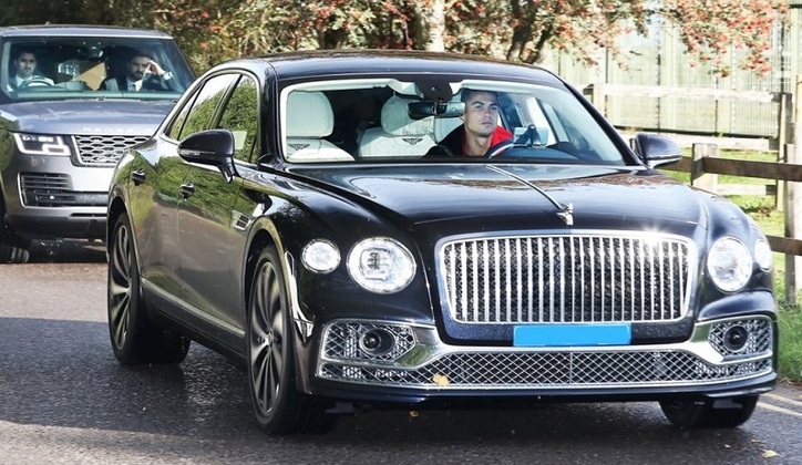 Além de craque e artilheiro, Cristiano Ronaldo também é colecionador de carros. Ou melhor, 'supercarros'. O camisa 7 adquiriu outra máquina assim que retornou à Inglaterra para defender o Manchester United. Dessa vez, comprou um Bentley Flying Spur, avaliado em 250 mil euros, o que equivale a cerca de R$1.5 milhão. O carrão se soma a outros 13 que CR7 ostenta na garagem