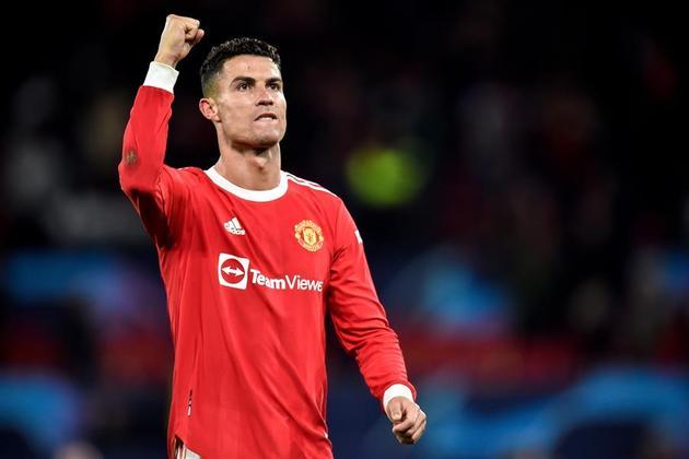 Nesse primeiro ano na volta à Inglaterra, CR7 fez 24 gols, bem mais que Neymar e Messi, mas mesmo assim, um número baixo para as suas médias de carreira