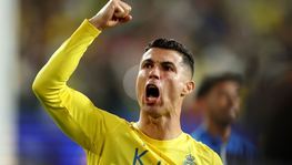 Cristiano Ronaldo faz gesto obsceno após torcida rival entoar nome de Messi (Reprodução/Notícias ao Minuto)