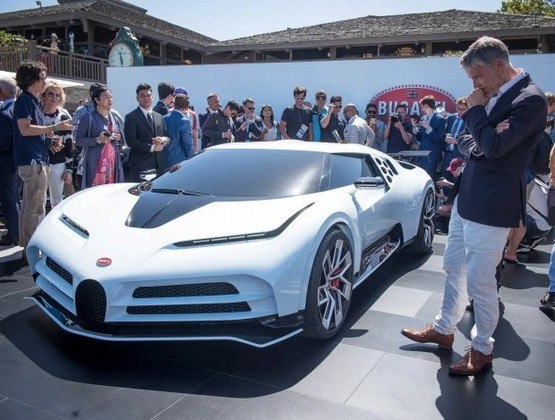 Ainda de acordo com o jornal português, para poder passear pela ilha de Mallorca, Cristiano enviou dois de seus queridinhos carrões de luxo, entre eles um Bugatti Centodieci avaliado em 8,5 milhões de libras, aproximadamente R$ 53 milhões