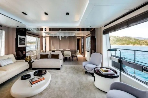 O barco conta com cinco cabines de luxo, banheiros decorados, cozinha totalmente equipada, além de dois espaços comuns para curtição em alto-mar