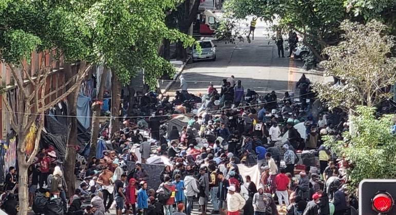 Polícia calcula que 400 pessoas estão concentradas na rua Helvétia