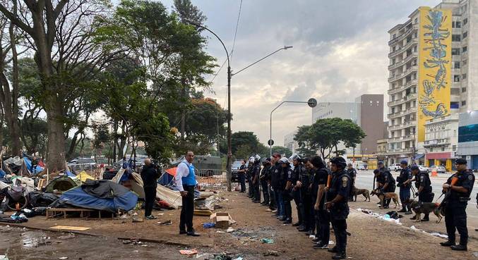 Operação da Polícia Civil dispersou pessoas que ocupavam a praça Santa Isabel