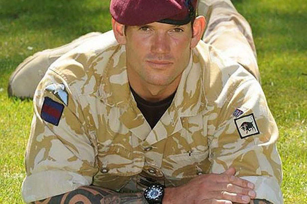 Craig Harrison (Inglaterra) - Ficou famoso quando, em 2009, durante a guerra contra os talibãs afegãos, deu dois tiros a uma distância de 2,5km. Cada um abateu um inimigo. Normalmente um atirador é elogiado ao acertar alvos a 400m. O feito de Craig foi considerado uma façanha. Um recorde que demorou para ser quebrado.  