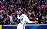França (Grupo D)Ao lado de Benzema na seleção francesa, Kylian Mbappé recebeu, em 2018, o Troféu Kopa, que premia os melhores jogadores com menos de 21 anos. Na época, o francês estava com 19 anos e havia acabado de vencer a Copa do Mundo da Rússia