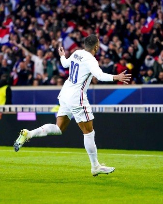 França (Grupo D)Ao lado de Benzema na seleção francesa, Kylian Mbappé recebeu, em 2018, o Troféu Kopa, que premia os melhores jogadores com menos de 21 anos. Na época, o francês estava com 19 anos e havia acabado de vencer a Copa do Mundo da Rússia