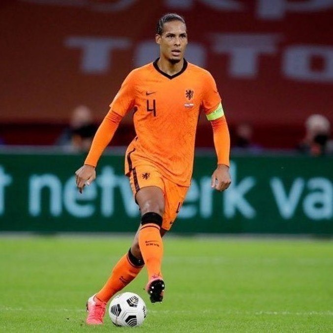 Van Dijk tem bom posicionamento em campo e realiza boas interceptações