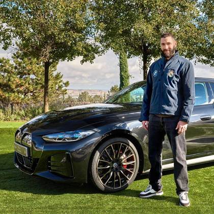 Faltando menos de uma semana para a Copa do Mundo, as estrelas do Real Madrid ganharam presentes luxuosos antes de partirem para o Catar. Os jogadores puderam escolher carros de duas linhas da empresa alemã BMW, que fechou acordo de patrocínio com o clube espanhol. Entre os modelos escolhidos, os carrões são avaliados em cerca de 600 mil reais. Veja o que cada jogador escolheu: