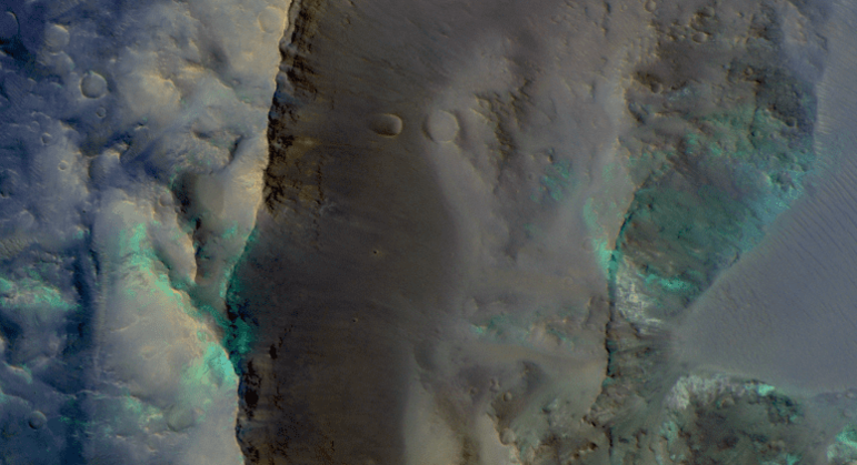 Nas terras elevadas do sul de Marte, está a cratera Alga, cuja borda pode ser vista na imagem acima. O registro exuberante do planeta vermelho foi feito pelo módulo de investigação ExoMars Trace Gas Orbiter, uma parceria da Agência Espacial Europeia e a Agência Espacial Federal Russa