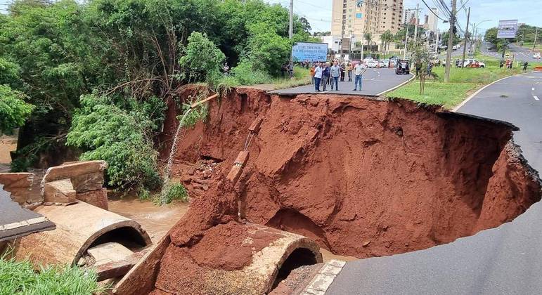 Veículo foi arrastado pelo córrego que passa sob a avenida 36