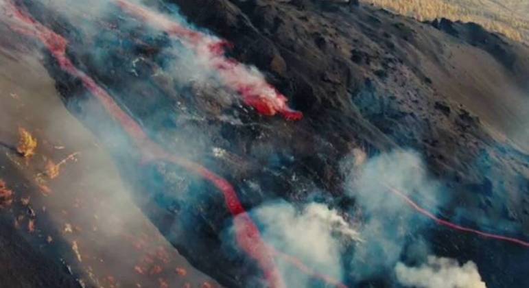 Imagem feita com drone da cratera do vulcão Cumbre Vieja, na ilha de La Palma