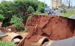 Cratera que se abriu em avenida de Araraquara (SP) após fortes chuvas