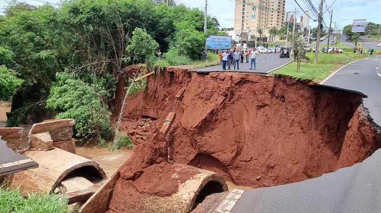 Cratera que se abriu em avenida de Araraquara (SP) após fortes chuvas