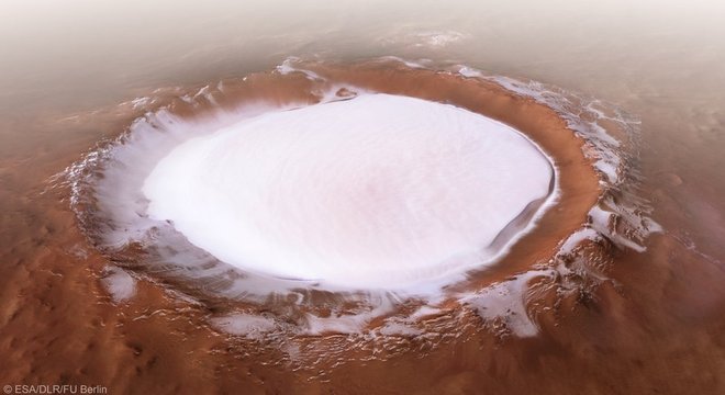 Cratera perto do pólo norte de Marte está coberta por camada de gelo