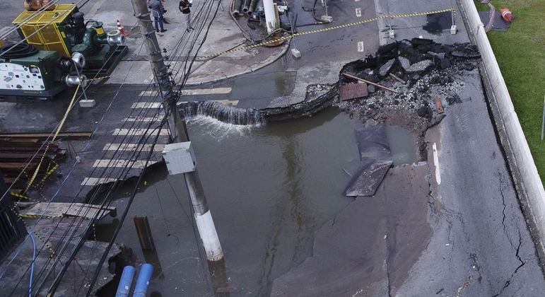 Cratera na avenida Eliseu de Almeida