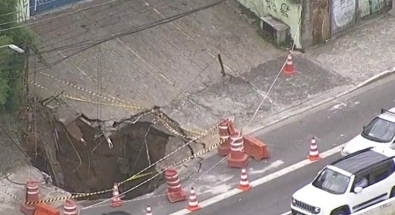 CET está na avenida Eliseu de Almeida, onde a cratera se abriu, sinalizando a via
