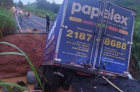 Carro de mulher caiu em cratera em Tabuleiro (MG)