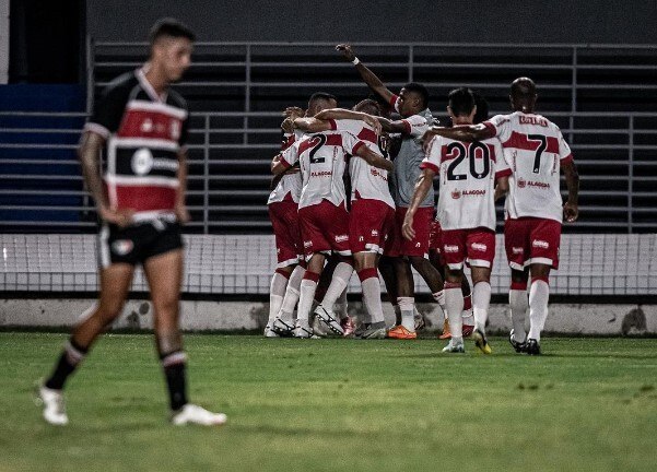 Torcida na Turquia arremessa bombas em campo e jogador é atingido