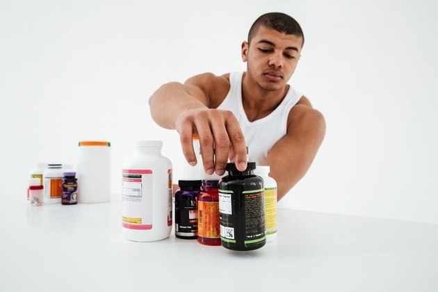 Creatina

Assim como o Whey Protein, a
creatina é consumida na forma de pó. Trata-se de um composto encontrado
naturalmente nos músculos e também presente na dieta, principalmente através da
carne e do peixe. A creatina fornece energia ao corpo para suportar exercícios
curtos de alta intensidade, como sprints, séries de musculação mais pesadas e
esportes que envolvem esforços repetidos de alta intensidade, como esportes de
raquete, por exemplo.

Na forma de suplemento, ela
aumenta e melhora o desempenho desse composto no corpo. Além disso, aumenta a
retenção de água, o que favorece o aumento da massa muscular, o que é ótimo
para quem faz treinos com o objetivo de obter hipertrofia (aumento dos
músculos)