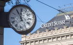 Estabilidade financeiraO Credit Suisse, segundo maior banco suíço, está em turbulência há dois anos e é uma das 30 instituições financeiras consideradas grandes demais para falir. 'Seu destino é, portanto, decisivo não apenas para a Suíça, para nossas empresas, clientes particulares, seus funcionários, mas para a estabilidade de todo o sistema financeiro', declarou o presidente suíço, Alain Berset, ao apresentar o acordo. A ministra das Finanças, Karin Keller-Sutter, afirmou que a falência do Credit Suisse teria causado 'uma turbulência econômica irreparável'.'Por essa razão, a Suíça deve assumir a responsabilidade além de suas fronteiras', indicou. 'A compra do Credit Suisse pelo UBS estabeleceu a base de uma maior estabilidade na Suíça e internacionalmente', acrescentou