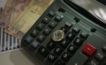 O percentual de
famílias que relataram ter dívidas a vencer alcançou
77,7% em abril, o maior nível de toda a série histórica da pesquisa, realizada pela CNC (Confederação Nacional do Comércio de Bens, Serviços e
Turismo) e apurada desde 2010