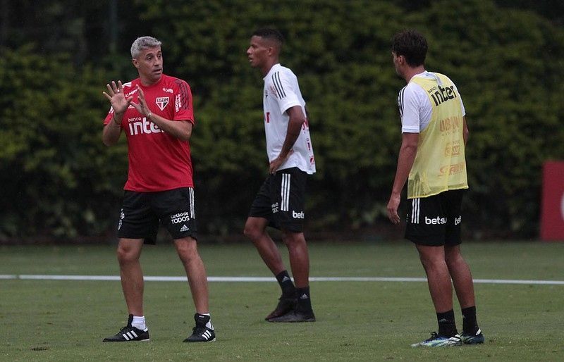Crespo não se entusiasmou por Tchê Tchê. Liberou sua ida para o Atlético Mineiro