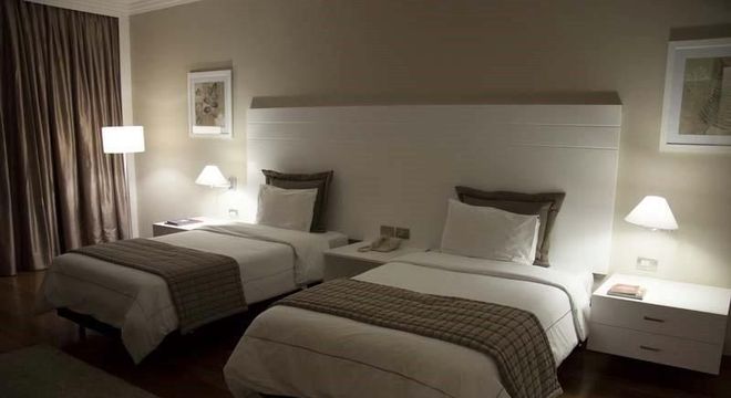 criado mudo suspenso - cabeceira branca com criado mudo simples 