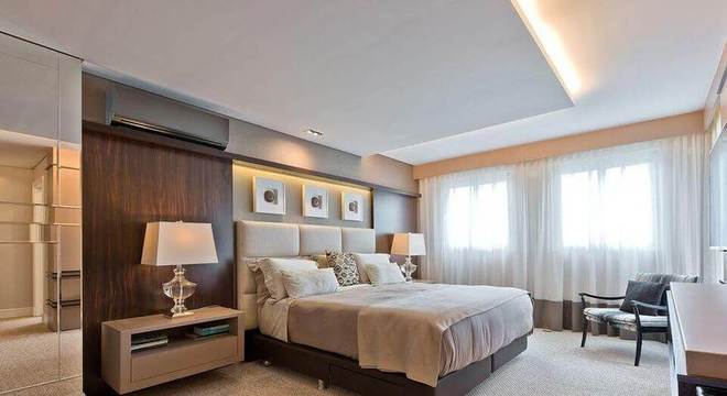 criado mudo suspenso - cabeceira estofada neutra e piso com carpete claro 