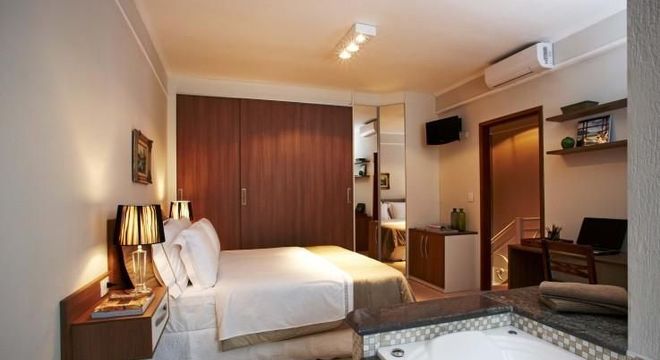 criado mudo suspenso - criado mudo de madeira, abajur e guarda roupa 